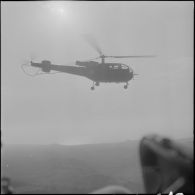 L'Alouette III, pendant son vol au-dessus de la banlieue algéroise.