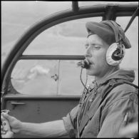 Un sergent-chef aux commandes de l'Alouette III pendant son vol au-dessus de la base de Cheragas.