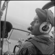 Un sergent-chef aux commandes de l'Alouette III pendant son vol au-dessus de la base de Cheragas.