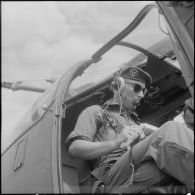 Le capitaine, chef de détachement, responsable des deux modèles prototypes de l'Alouette III.