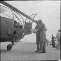Le capitaine et un maréchal des logis, pendant les préparatifs de vol.