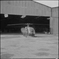 L'Alouette III devant son hangar.
