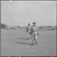 Le chef de bataillon Balladur, accompagné d'un commandant, passe en revue les troupes.