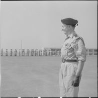 Le chef de bataillon Thomas, durant les préparatifs pour le défilé.