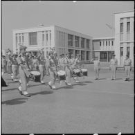 Défilé des troupes présidé par la musique de garnison.