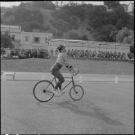 Numéro burlesque de boxe française.