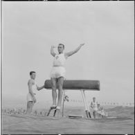 Démonstration d'exercice de voltige au cheval d'arçon.