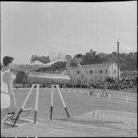 Démonstration d'exercice de voltige au cheval d'arçon.