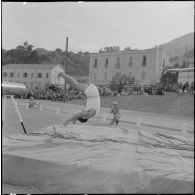 Démonstration d'exercice de voltige au cheval d'arçon.