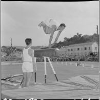 Exercice de voltige au cheval d'arçon.