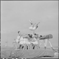 Démonstration d'exercice de voltige au cheval d'arçon.