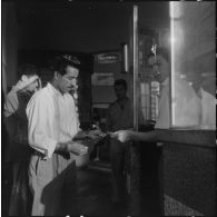 Des voyageurs en instance de départ.