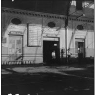 Des voyageurs en instance de départ.