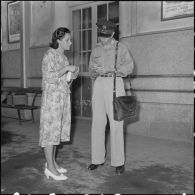 Une voyageuse en instance de départ.