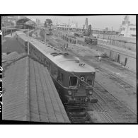 Sortie d'un train de banlieue.