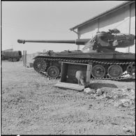 Brigitte" la mascotte du régiment est aussi du départ.