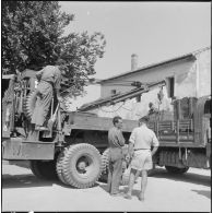 Chargement de matériel sur un GMC 6X6 au 3e groupe du 64e régiment d'artillerie.
