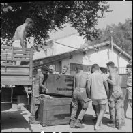 Chargement de matériel sur un GMC 6X6 au 3e groupe du 64e régiment d'artillerie.