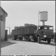 Vue du matériel et des préparatifs du déménagement du 3e groupe du 64e régiment d'artillerie.