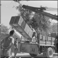 Vue du matériel et des préparatifs du déménagement du 3e groupe du 64e régiment d'artillerie.