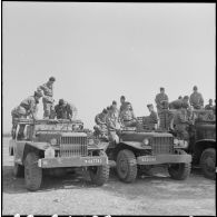 Vue du matériel et des préparatifs du déménagement du 3e groupe du 64e régiment d'artillerie.