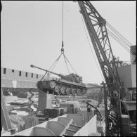 Embarquement d'un char (AMX) à bord du "Foudre".