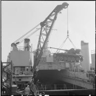 Embarquement d'un char (AMX) à bord du "Foudre".