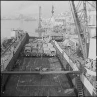 Embarquement d'un AMX et d'un GMC à bord du "Foudre".
