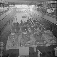 Les chars (AMX) rangés à bord du "Foudre