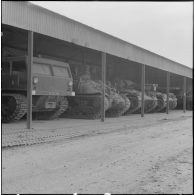 Véhicules neufs ou de reconstruction stockés.