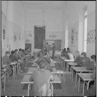 Salle d'instruction à l'établissement régional du matériel d'Alger.