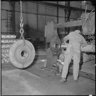 Préparation du calage d'un essieu.