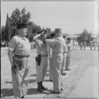 Pendant la remise de décoration par le général Mesnard.