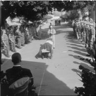 Pendant la bénédiction de l'aumônier militaire.
