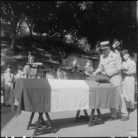 Un lieutenant-colonel, remettant la rosette de la Légion d'honneur et la Croix de la Valeur militaire à titre posthume.