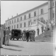 Après la messe, le cercueil est déposé dans le fourgon mortuaire.