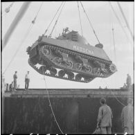 Port d'Alger. Embarquement de matériel militaire réformé à bord du cargo Saint-Hélène.