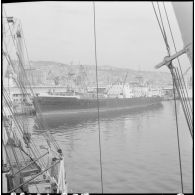 Port d'Alger. Embarquement de matériel militaire réformé à bord du cargo Saint-Hélène.