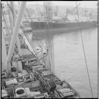 Port d'Alger. Embarquement de matériel militaire réformé à bord du cargo Saint-Hélène.