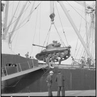 Port d'Alger. Embarquement de matériel militaire réformé à bord du cargo Saint-Hélène.