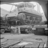 Port d'Alger. Embarquement de matériel militaire réformé à bord du cargo Saint-Hélène.