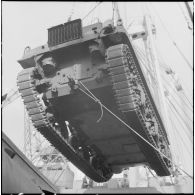 Port d'Alger. Embarquement de matériel militaire réformé à bord du cargo Saint-Hélène.