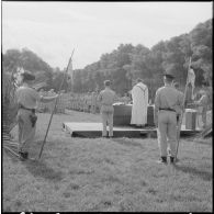 Célébration de la messe avec le fanion du 25e régiment de dragons.