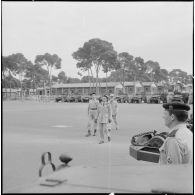 Le colonel des Mesnils passe en revue le 25e régiment de dragons.