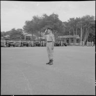 Un lieutenant-colonel au garde-à-vous.