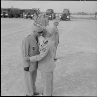 Remise de décorations par le général Moulinier.