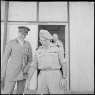 Le général Anglais Wilson et le général Ailleret visitant l'EMI (état-major interarmées).