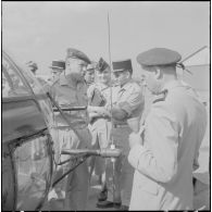 Les spectateurs écoutent les explications données par le capitaine.