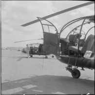 L'Alouette III au sol sous divers angles.