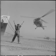 L'Alouette III, s'apprête à se poser sur le port d'Alger.